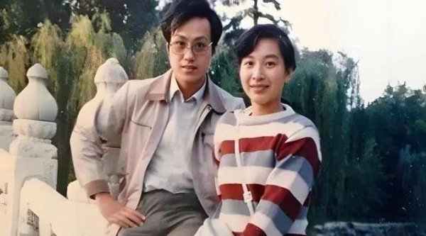 七星配资 罗京走后16年，刘继红再婚富商，墓前一跪为何三小时？